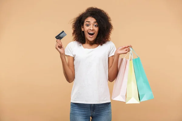 Portret Van Een Enthousiast Jonge Afrikaanse Vrouw Houden Boodschappentassen Tonen — Stockfoto