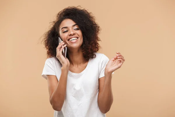 Retrato Uma Jovem Africana Sorridente Falando Celular Isolada Sobre Fundo — Fotografia de Stock