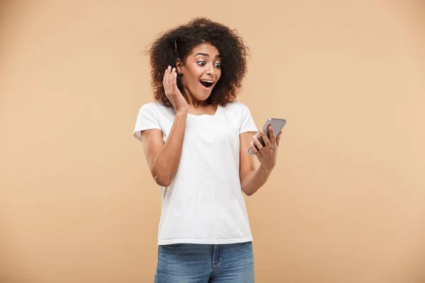 Retrato Uma Jovem Africana Chocada Olhando Para Telefone Celular Isolado — Fotografia de Stock