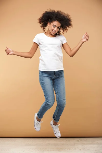 Retrato Comprimento Total Uma Jovem Mulher Africana Sorridente Celebrando Sucesso — Fotografia de Stock