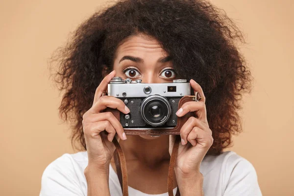 Close Van Portret Van Een Leuke Jonge Afrikaanse Vrouw Nemen — Stockfoto