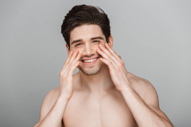 Yarı çıplak gülümseyen genç insan yüzü gri arka plan üzerinde izole dokunmadan Güzellik Portresi