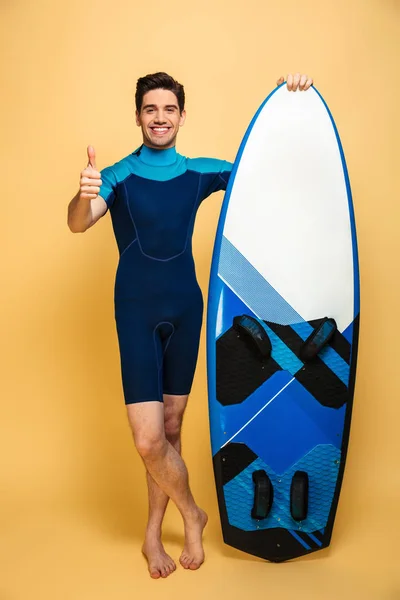 Ritratto Giovane Allegro Vestito Costume Bagno Tenendo Tavola Surf Isolato — Foto Stock