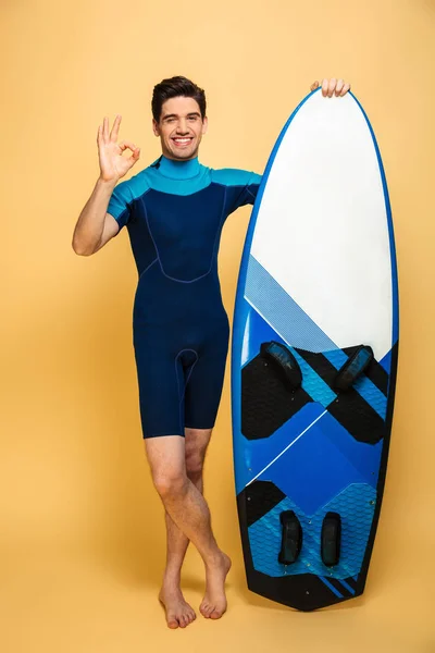 Retrato Joven Alegre Vestido Con Traje Baño Sosteniendo Tabla Surf — Foto de Stock