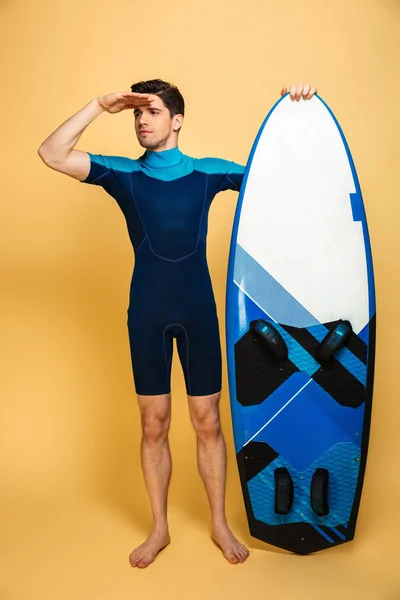 Ganzkörperporträt Eines Aufgeregten Jungen Mannes Badeanzug Der Ein Surfbrett Der — Stockfoto