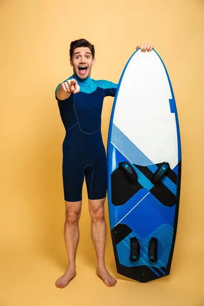 Ganzkörperporträt Eines Fröhlichen Jungen Mannes Badeanzug Der Ein Surfbrett Hält — Stockfoto