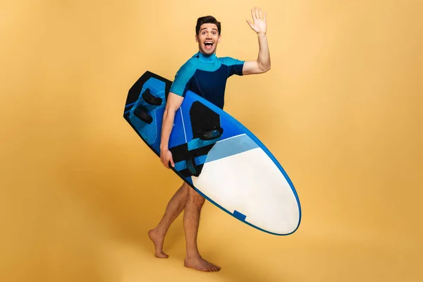 Celé Délce Portrét Usměvavý Mladý Muž Oblečený Plavkách Procházky Surfovací — Stock fotografie