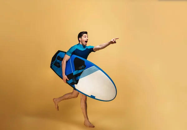 Ganzkörperporträt Eines Lächelnden Jungen Mannes Badeanzug Der Mit Einem Surfbrett — Stockfoto