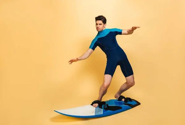 Celé Délce Portrét Sebevědomý Mladý Muž Oblečený Plavkách Surfování Desce — Stock fotografie