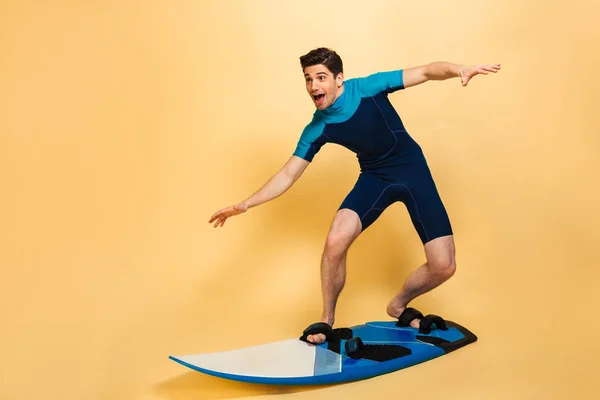 Celé Délce Portrét Nadšený Mladý Muž Oblečený Plavkách Surfování Desce — Stock fotografie