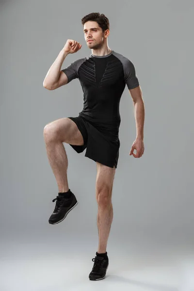 Retrato Completo Joven Deportista Confiado Calentándose Aislado Sobre Fondo Gris —  Fotos de Stock