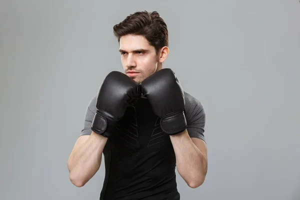 Bild Eines Konzentrierten Jungen Sportboxers Der Isoliert Vor Grauem Wandhintergrund — Stockfoto