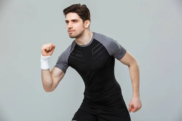 Portrait Jeune Sportif Concentré Prêt Courir Isolé Sur Fond Gris — Photo