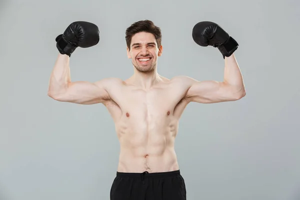 Retrato Joven Deportista Feliz Flexionando Bíceps Mientras Usa Guantes Boxeo — Foto de Stock