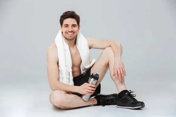 Retrato Joven Deportista Medio Desnudo Sonriente Descansando Sentado Con Una — Foto de Stock