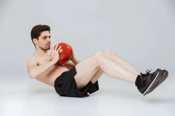 Porträt Eines Konzentrierten Jungen Halbnackten Sportlers Der Bauchmuskelübungen Mit Einem — Stockfoto