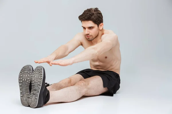 Porträt Eines Selbstbewussten Jungen Halbnackten Sportlers Der Dehnübungen Macht Während — Stockfoto