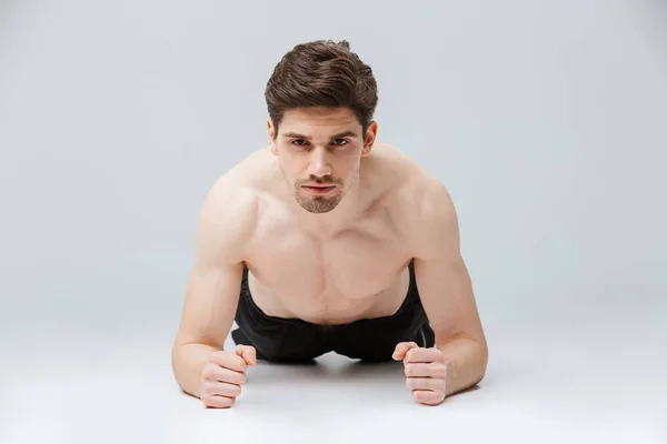 Retrato Joven Deportista Medio Desnudo Confiado Haciendo Ejercicios Tablón Sobre —  Fotos de Stock