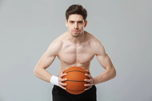 Retrato Joven Deportista Medio Desnudo Concentrado Jugando Baloncesto Aislado Sobre — Foto de Stock
