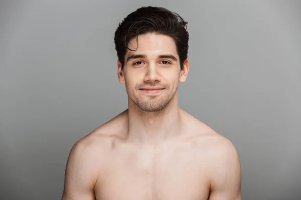 Schönheitsporträt Eines Halbnackten Lächelnden Jungen Mannes Der Auf Grauem Hintergrund — Stockfoto