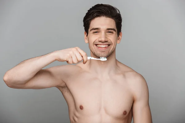 Beleza Retrato Meio Feliz Jovem Escovando Seus Dentes Isolados Sobre — Fotografia de Stock