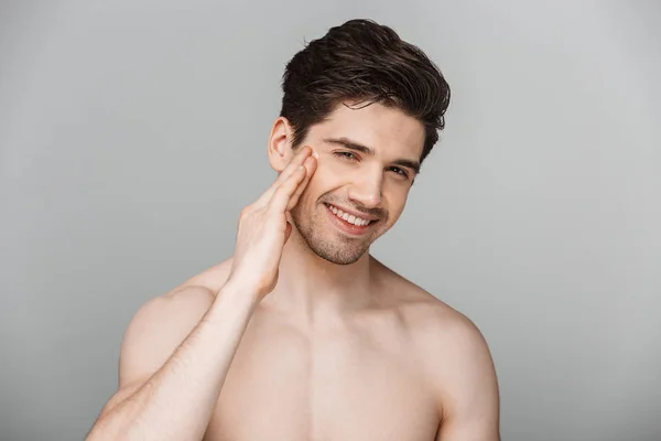 Beauty Porträtt Halv Naken Leende Ung Man Tillämpa Ansiktskräm Isolerade — Stockfoto