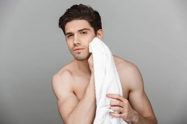 Retrato Belleza Joven Guapo Medio Desnudo Usando Una Toalla Aislada — Foto de Stock