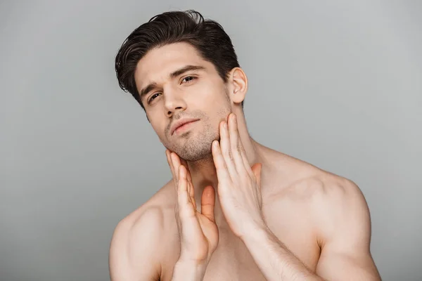 Beleza Retrato Meio Bonito Jovem Tocando Seu Rosto Isolado Sobre — Fotografia de Stock