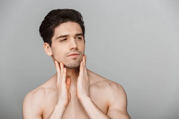 Retrato Beleza Jovem Bonito Meio Tocando Seu Rosto Olhando Para — Fotografia de Stock