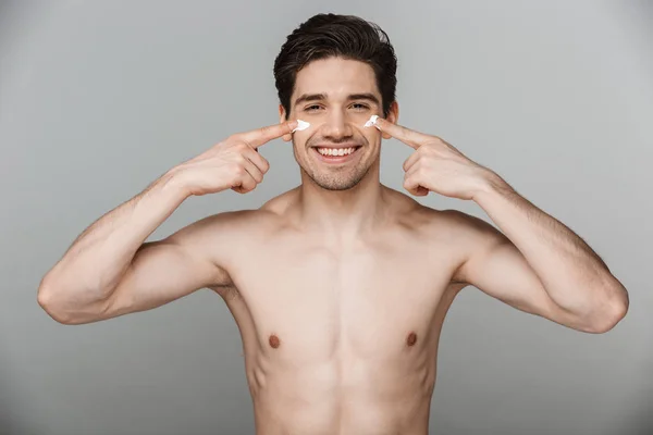 Schönheit Porträt Von Halbnackten Glücklichen Jungen Mann Anwendung Gesichtscreme Isoliert — Stockfoto