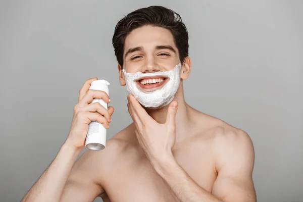 Retrato Belleza Joven Guapo Medio Desnudo Aplicando Espuma Afeitar Aislada — Foto de Stock