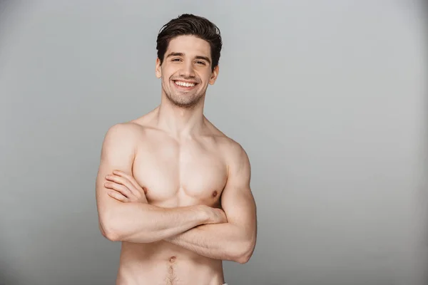 Schönheitsporträt Eines Halbnackten Lächelnden Jungen Mannes Der Mit Gefalteten Armen — Stockfoto