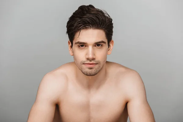 Beauty Porträtt Halv Naken Koncentrerade Ung Man Tittar Kameran Isolerade — Stockfoto
