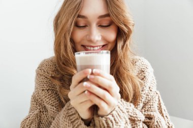 Avrupa çekici kadın 20'li yaşlarda içme cam latte ve Cafe kahve içecek tat zevk fotoğrafı