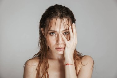 Moda makyaj ve ıslak saç gri arka plan üzerinde izole poz üstsüz çekici kadın portresi