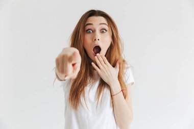 Kamera işaret ve gri arka plan üzerinde ağzını kapsayan t-shirt şok kadında