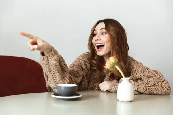 Foto Mujer Atractiva Descansando Cafetería Acogedora Señalando Dedo Afuera Espacio — Foto de Stock