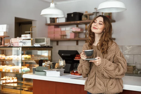 Preciosa Mujer Suéter Mirando Lado Sonriendo Mientras Sostiene Taza Café —  Fotos de Stock