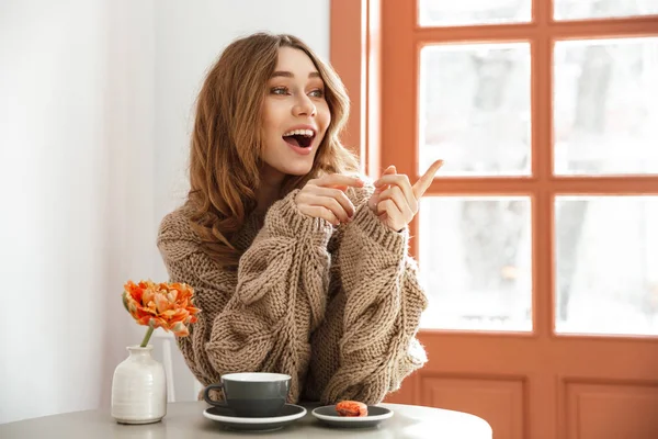 Retrato Mujer Guapa Caucásica Comiendo Pasteles Macarrones Con Taza Café — Foto de Stock