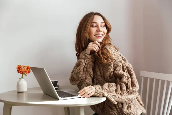 Caucasian Pretty Woman 20S Sweater Long Brown Hair Sitting Table — Stock Photo, Image