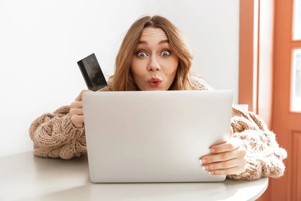 Foto Der Fröhlichen Brünetten Frau 20Er Jahre Pullover Beim Online — Stockfoto