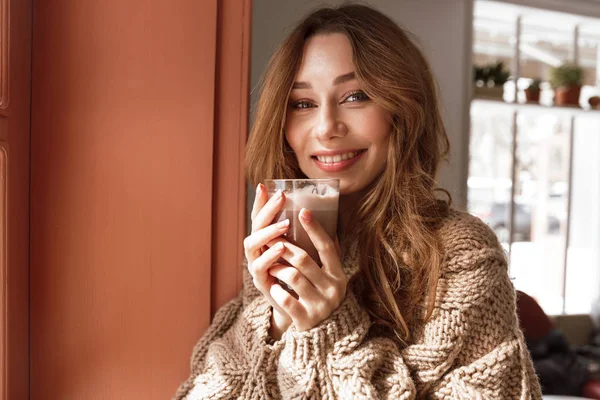 Foto Primer Plano Hermosa Mujer Años Posando Cámara Sola Beber — Foto de Stock