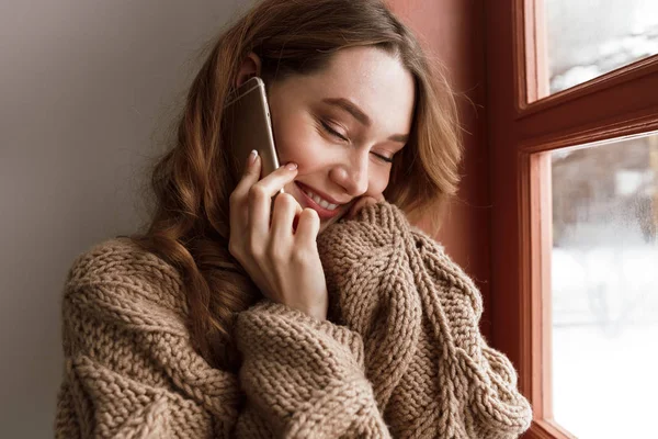 Mulher Feliz Bonito 20S Com Cabelo Castanho Segurando Telefone Desfrutar — Fotografia de Stock