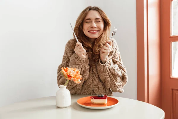 Retrato Una Mujer Excitada Suéter Preparándose Para Comer Pastel Queso — Foto de Stock