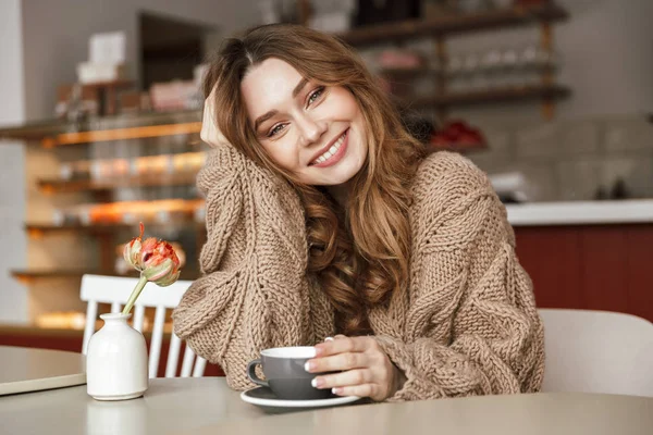 Retrato Primer Plano Adorable Mujer Sentada Mesa Cafetería Restaurante Bebiendo — Foto de Stock