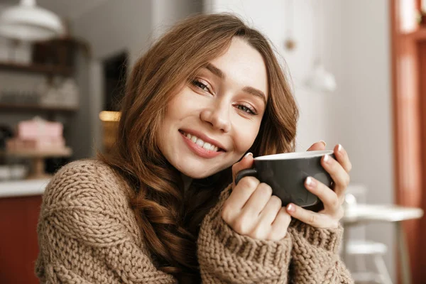 Retrato Mujer Satisfecha Jersey Punto Sentada Mesa Cafetería Bebiendo Café — Foto de Stock