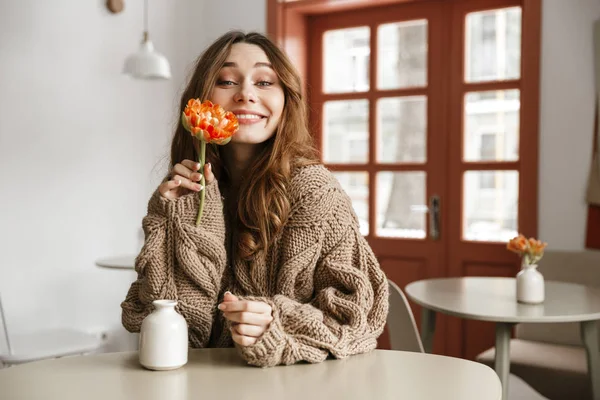 Kazaklı Gülümseme Ile Fotoğraf Makinesinde Görünümlü Güzel Çiçek Tutan Kafede — Stok fotoğraf