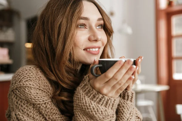 在咖啡馆里休息和喝杯茶或咖啡的快乐微笑的女人的肖像特写 — 图库照片