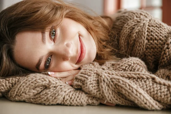 Retrato Primer Plano Sonriente Encantadora Mujer Con Pelo Rizado Marrón — Foto de Stock