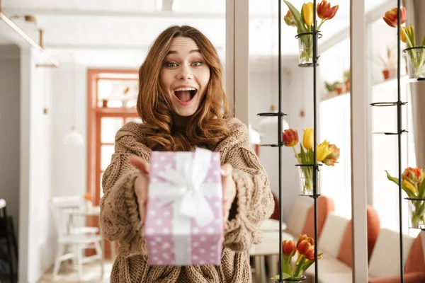 Feliz Chica Joven Dando Una Caja Regalo Mientras Está Pie — Foto de Stock